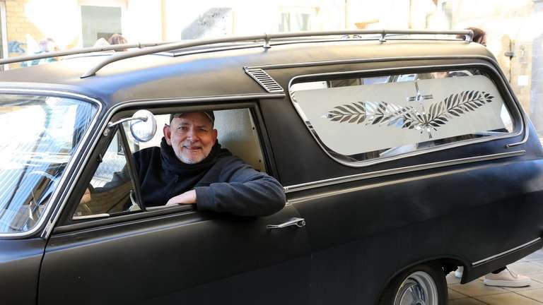 37693743-matthias-krinn-mit-seinem-66er-opel-rekord-beim-leichenwagentreffen-s70__1_.jpg